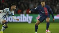 Paris Saint-Germain meraih kemenangan 2-0 atas Real Sociedad pada laga leg pertama 16 besar Liga Champions musim ini di Parc des Princes, Paris, Kamis (15/2/2024) dini hari WIB. Satu dari dua gol PSG disarangkan Kylian Mbappe. (AP Photo/Christophe Ena)