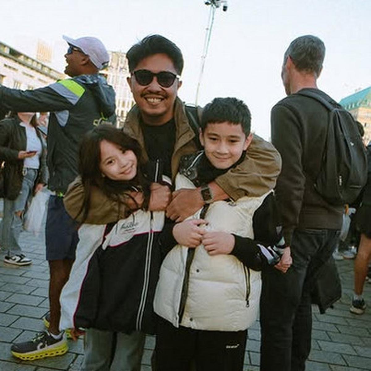 Dilaporkan Rayyanza ke Pak Ustaz, 5 Potret Ganteng Om Olik Fotografer Pribadi Keluarga 'Sultan Andara'