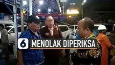 Sebuah video yang menunjukkan sejumlah pejabat protes saat hendak dilakukan tes medis terkait virus Corona, viral di media sosial.