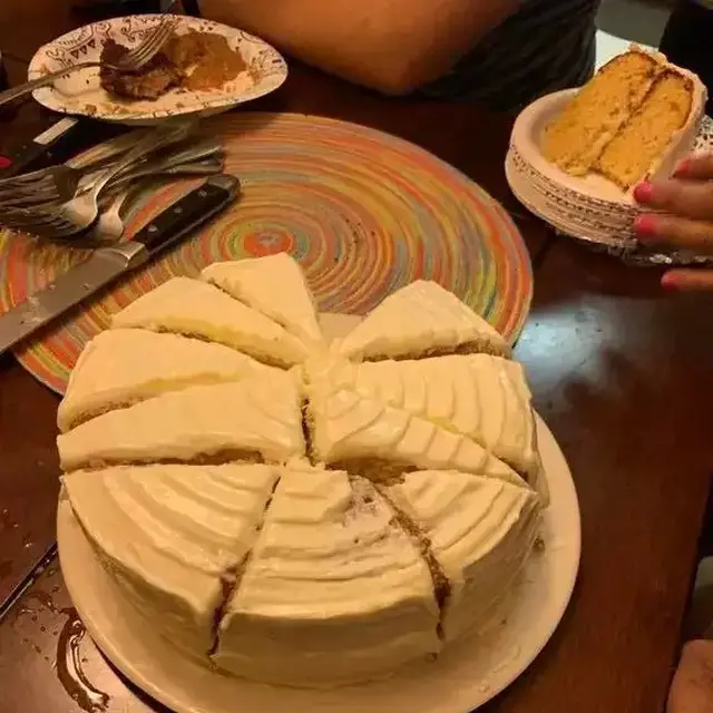 6 Potret Kue Dipotong Tidak Simetris Ini Bikin Kesal, Jadi Kurang Menarik