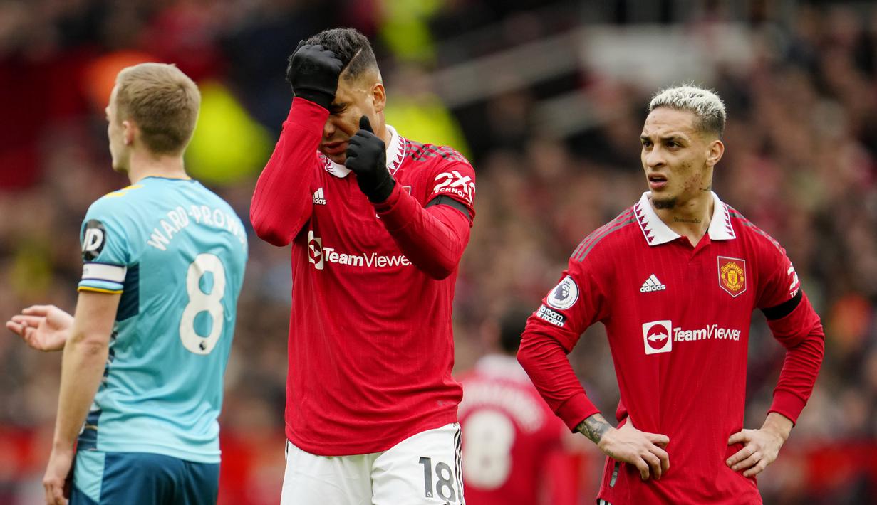 Pemain Manchester United, Casemiro, tampak kecewa setelah mendapat kartu merah pada laga Liga Inggris di Stadion Old Trafford, Minggu (12/3/2023). (AP Photo/Jon Super)