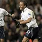 Selebrasi striker Tottenham Hotspur Jermain Defoe (kiri) dan rekannya asal Kamerun, Benoit Assou-Ekotto, usai mencetak gol ke gawang West Bromwich Albion di laga lanjutan EPL di White Hart Lane, 3 Januari 2012. Spurs unggul 1-0. AFP PHOTO / ADRIAN DENNIS