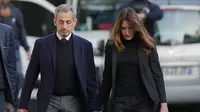 Mantan Presiden Prancis Nicolas Sarkozy dan istrinya, Carla Bruni-Sarkozy, meninggalkan rumah mereka di Paris pada Selasa (21/10/2025). Sarkozy menuju penjara untuk menjalani hukuman atas kasus pendanaan ilegal kampanye pemilihannya tahun 2007, yang diduga berasal dari Libya. (Dok. AP/Thibault Camus)&nbsp;&nbsp;&nbsp;