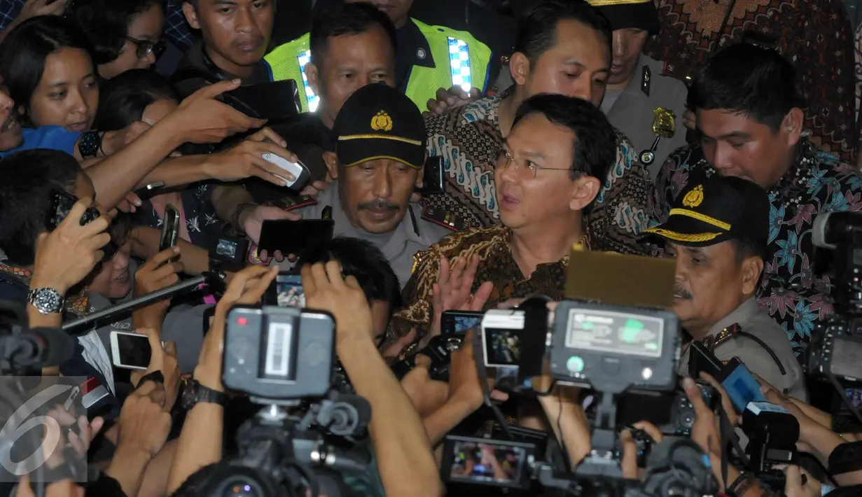 Gubernur Ahok memberi keterangan usai diperiksa KPK, Jakarta, Selasa (12/4). Ini merupakan pemeriksaan perdana bagi Ahok dalam proses penyelidikan dugaan korupsi dalam pembelian lahan RS Sumber Waras oleh Pemprov DKI. (Liputan6.com/Helmi Afandi)