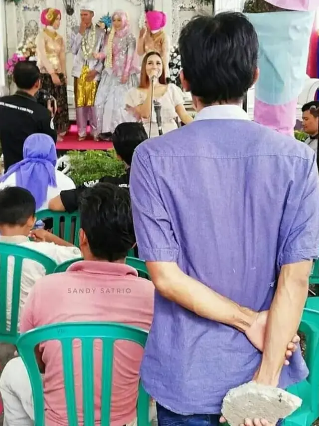 7 Potret Nyeleneh Kalau Undang Mantan di Pernikahan Ini Bikin Geleng Kepala