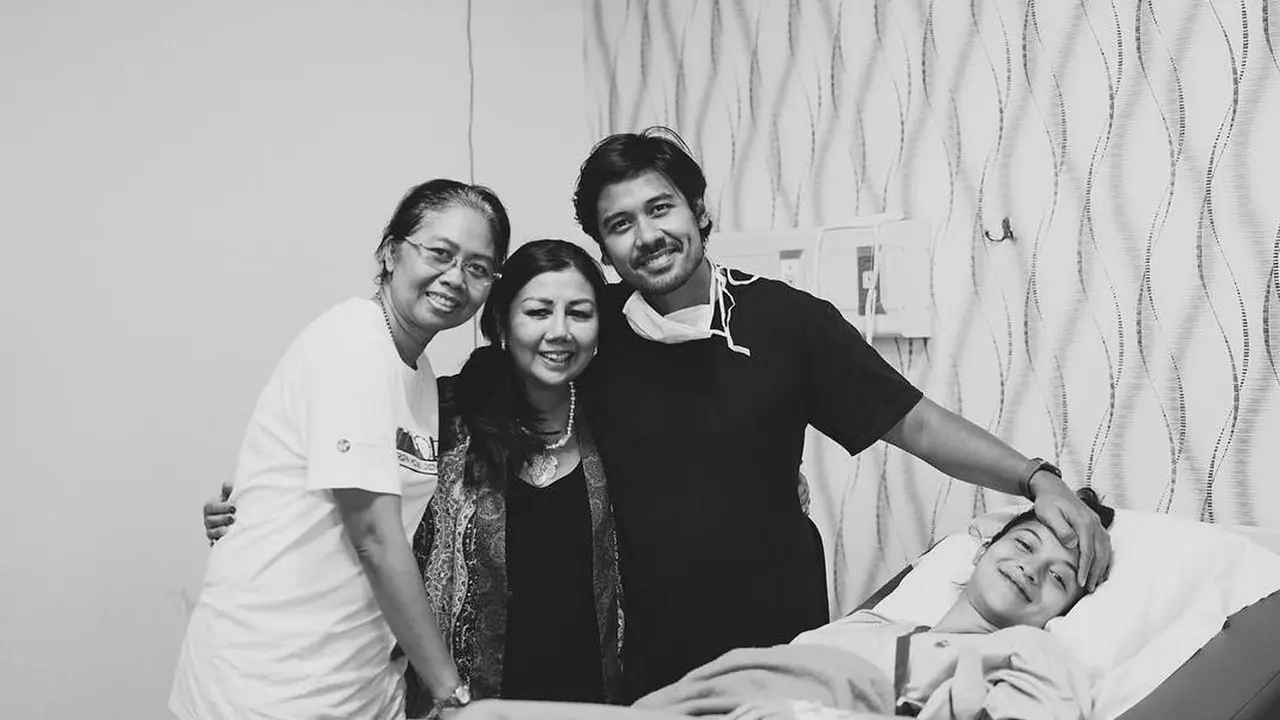 [Bintang] Chicco Jerikho dan Putri Marino