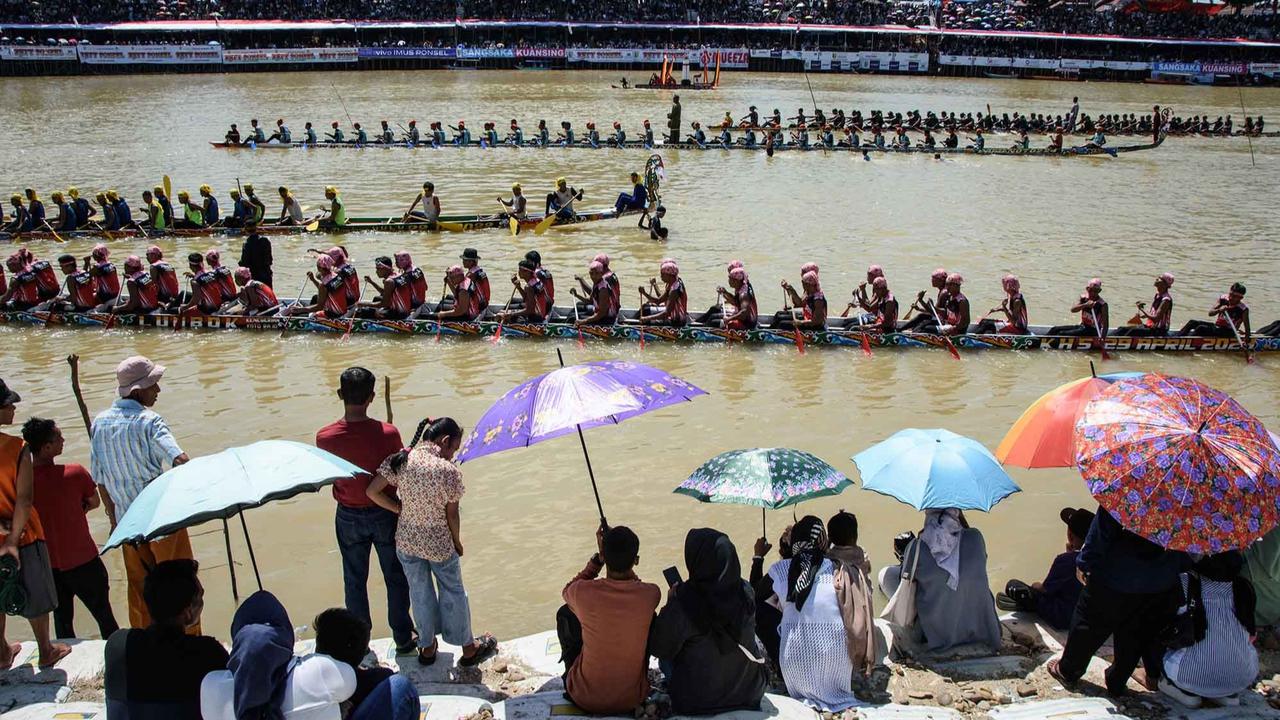 Foto: Aksi Penari Cilik Dika Warnai Semarak Pacu Jalur di Sungai Kuantan
