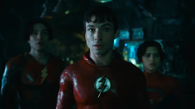 Duo The Flash bersama Supergirl dalam film The Flash (2023).