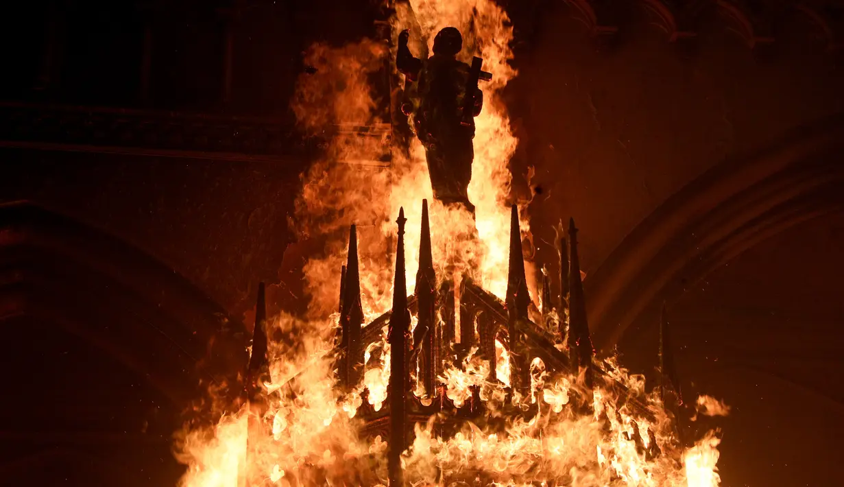 Kobaran api terlihat di gereja San Francisco de Borja diserbu oleh pengunjuk rasa di Kota Santiago, Chile, Minggu (18/10/2020). Demonstrasi itu digelar untuk memperingati satu tahun protes besar menuntut kesetaraan di Chile. (AP Photo/Esteban Felix)