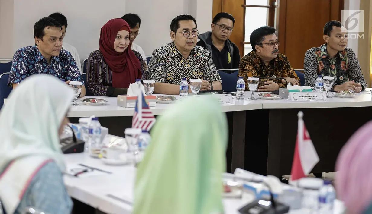 Corporate Secretary SCM Gilang Iskandar dengan peserta Puteri Muslimah Asia 2018 saat mengunjungi KPI di Jakarta, Jumat (4/5). Kunjungan agar para peserta mengenal lebih dekat tugas dan tanggung jawab KPI. (Liputan6.com/Faizal Fanani)