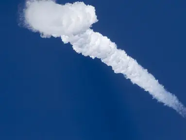 Pesawat ruang angkasa Soyuz TMA - 19m usai lepas landas di kosmodrom Baikonur, Kazakhstan, (15/12). Pesawat ini membawa tiga awak yaitu Timothy Peake dari Inggris , Yuri Malenchenko dari Rusia dan Timothy Kopra dari AS. (REUTERS/Shamil Zhumatov)