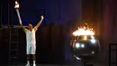 Mantan atlet maraton Brasil Vanderlei Cordeiro de Lima mengangkat obor olimpiade saat upacara pembukaan Olimpiade Rio 2016 di Stadion Maracana di Rio de Janeiro, Brasil, (5/8). (AFP PHOTO/Fabrice COFFRINI)