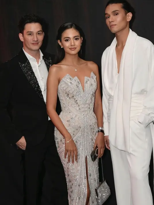 Melengkapi penampilannya, gaya makeup yang didominasi pada area mata juga semakin membuat tampilannya sempurna. [Foto: Instagram/ Aurelie]