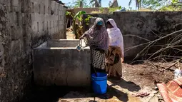 Para wanita muslim mengambil air untuk wudhu saat mereka bersiap melaksanakan salat di desa Kumwamba, Pulau Ibo, 14 Mei 2019. Umat Islam di Mozambik melalui bulan Ramadan dengan badai yang menyebabkan sebagian besar masjid hancur dan persediaan makanan sangat terbatas (Zinyange Auntony/AFP)