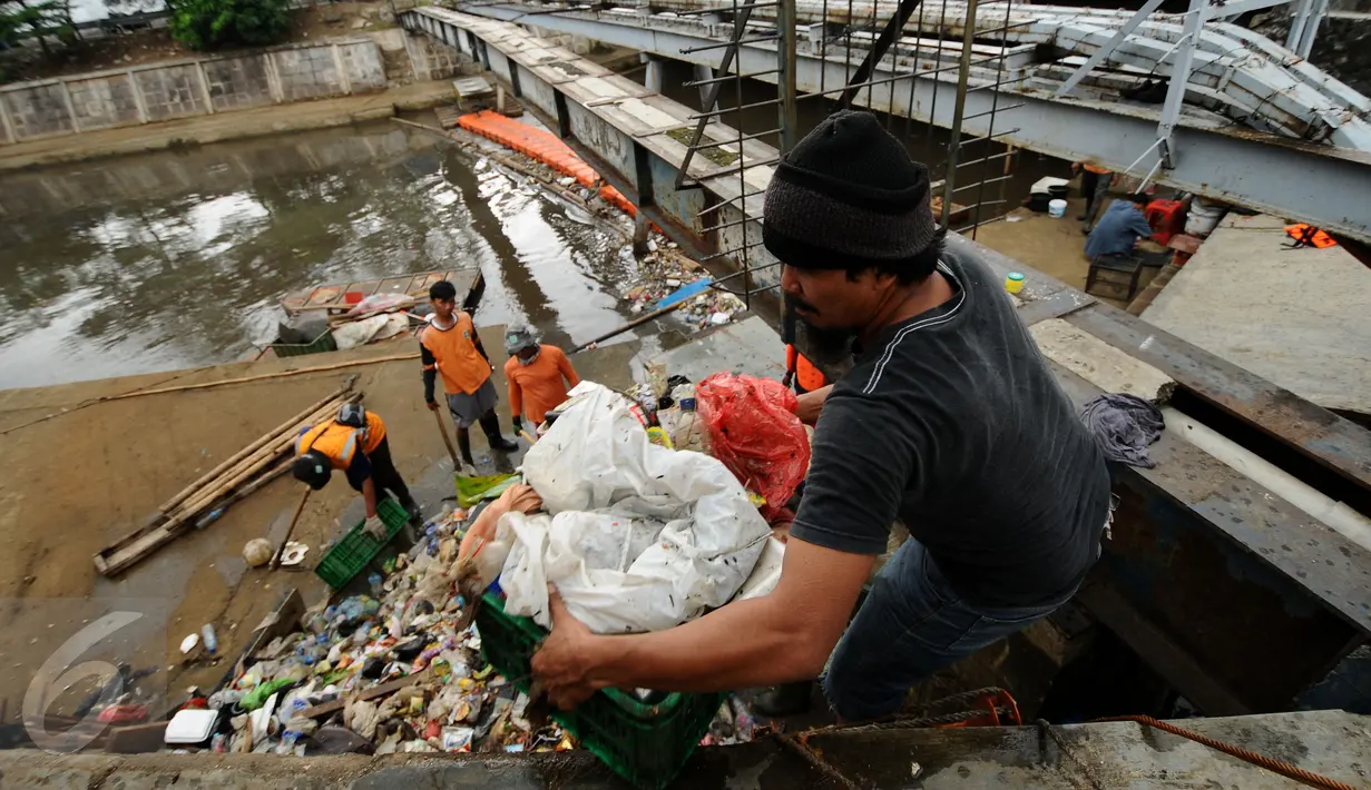 Petugas UPK Badan Air Dinas Kebersihan DKI Jakarta mengangkat sampah dari Kali Ciliwung Kwitang, Jakarta, Senin (10/10). Setiap harinya sekitar 90-220 ton sampah diangkat dari badan air. (Liputan6.com/Helmi Fithriansyah)