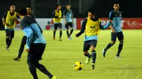 Meski sempat diisukan tidak akan turun dalam menghadapi Myanmar U-19, penyerang Timnas Indonesia U-19, Evan Dimas Darmono tetap serius menjalani sesi latihan di Stadion GBK Jakarta, (6/5/2014). (Liputan6.com/Helmi Fithriansyah)
