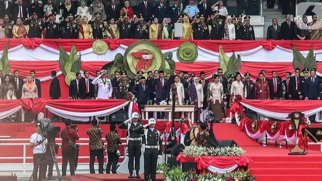 Selesai dari kegiatan itu, Istana akan menyelenggarakan upacara penurunan bendera dan selesai pukul 17.45 WIB.