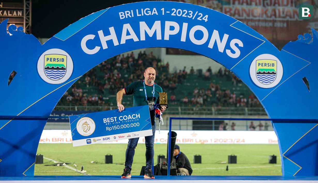 Pada kategori pelatih terbaik, penghargaan jatuh kepada juru taktik Persib Bandung, Bojan Hodak yang mampu membawa Maung Bandung menjadi juara Championship Series. Tangan dinginnya mampu membawa Persib bangkit dari krisis saat diitinggalkan pelatih Luis Milla hingga akhirnya membawa timnya finis di posisi runner-up reguler series. Selain trofi, Bojan Hodak juga berhak atas hadiah uang sebesar Rp150 juta. (Bola.com/Bagaskara Lazuardi)
