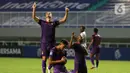 Selebrasi pemain Persik Kediri usai mengalahkan Borneo FC dalam pertandingan BRI Liga 1 2021/2022 di Stadion Pakansari, Bogor, Jumat (10/9/2021). Persik Kediri menang tipis atas Borneo FC 1-0. (Bola.com/Ikhwan Yanuar)