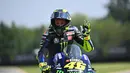 Secara keseluruhan, Rossi telah mengantongi sembilan gelar juara di berbagai kelas dengan 235 podium, termasuk 115 kemenangan, 67 kali di posisi kedua, dan 53 di urutan ketiga, serta 65 pole position dan 96 lap tercepat. (Foto: AFP/Joe Klamar)