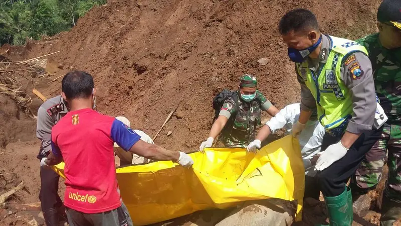 Jasad Korban keenam korban longsor Ponorogo dievakuasi