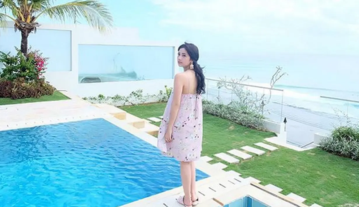 Bukan di laut, kali ini Tistha berada di tepi kolam renang di salah satu hotel di Bali. Kali ini outfit yang dikenakan Tistha adalah backless mini dress berwarna pink yang memperlihatkan punggungnya. (Instagram/tisthanurma)