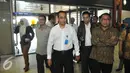 Ketua Komisi V, Fary Dj Francis (kanan) didampingi Dirut AP2, Budi Karya Suma di tiba di Terminal 2E Bandara Soetta, Tangerang, Senin (6/7/15). Fary meninjau kebakaran yang terjadi di Terminal 2E pada Minggu (5/6) lalu. (Liputan6.com/Herman Zakharia)