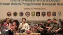 Sekretaris Dirjen Konservasi SDA dan Ekosistem Agus Budi Santoso (kedua kiri) berbicara pada seminar bertema "Saatnya Nelayan Kecil di Depan Kemitraan Dalam Pengelolahaan Kawasan Konservasi", Jakarta, (17/2). (Liputan6.com/Faizal Fanani)