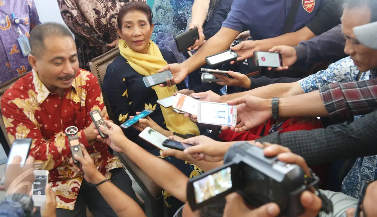 Menteri Pariwisata Arief Yahya bersama Menteri Kelautan dan Perikanan Susi Pudjiastuti memberikan keterangan seusai penandatanganan kerja sama pengembangan wisata bahari antara Kemenpar dan KKP di Jakarta, Selasa (7/2). (Liputan6.com/Immanuel Antonius)