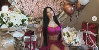 Denada tampil glamor di ulang tahunnya yang ke 47 tahun. [Foto: Denada/ Instagram]