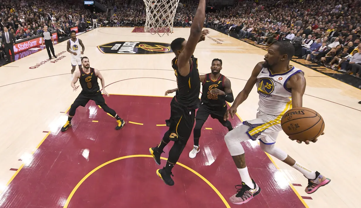 Aksi pemain Warriors, Kevin Durant (35) melakukan umpan mengecoh pemain Cavaliers, Jeff Green (32) pada gim ketiga final NBA basketball di Quicken Loans Arena, (6/6/2018). Warriors kalahkan Cavaliers 110-102. (Kyle Terada/Pool via AP)