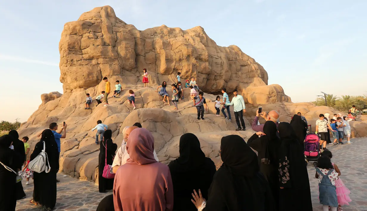 Pengunjung berkumpul di luar Cave of Miracles, bagian dari Quranic Park, Dubai,Uni Emirat Arab, 6 April 2019. Taman Alquran ini dibangun di atas lahan seluas 60 hektare. (REUTERS/Satish Kumar)
