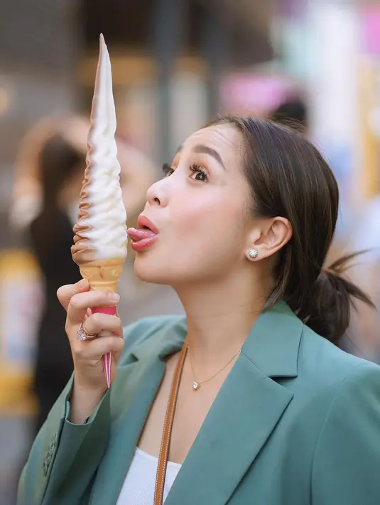 <p>Mengenakan outfit semi formal, penampilan ready to go Nagita terbantu dengan eyelash extension [@raffinagita1717]</p>