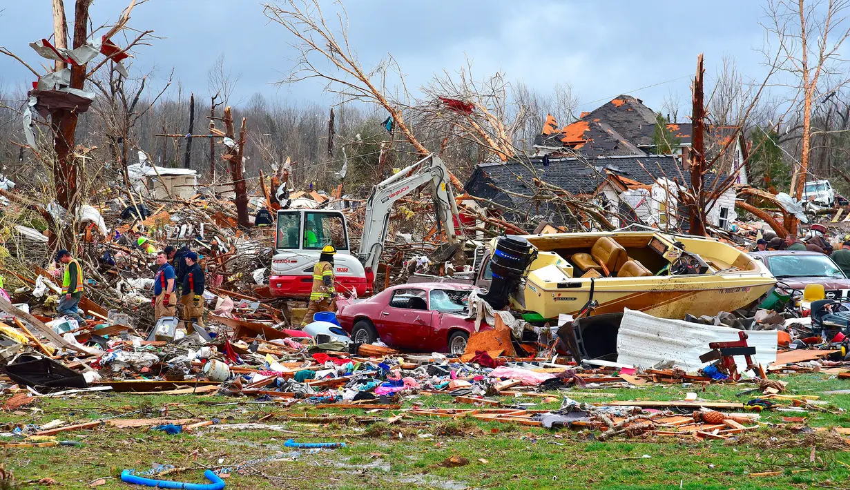 Petugas penyelamat darurat mencari korban hilang setelah tornado menerjang Cookeville, Tennessee, Amerika Serikat, Selasa (3/3/2020). Tornado yang menerjang Tennessee menghancurkan bangunan dan menumbangkan tiang listrik. (Jack McNeely/The Herald-Citizen via AP)