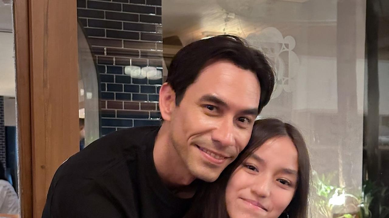Menjadi ayah dari tiga anak, tidak mengherankan jika banyak yang memanggilnya hot daddy. Ganteng dan berotot.