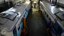 Pekerja Dari PT. KAI  melakukan perbaikan gerbong kereta di depo kereta Poncol Semarang, Jumat   (17/06). Persiapan menghadapi mudik lebaran tahun ini sejumlah gerbong kereta mengalami perbaikan. (Gholib)