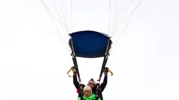 Alfred "Al" Blaschke didampingi instruktur Aaron Burwell berada di udara saat merayakan ulang tahun ke-100 di Skydive Temple, Texas, (4/1). Sebelumnya, Al diminta melakukan terjun payung di usia 97 tahun. (Rusty Schramm /The Temple Daily Telegram via AP)