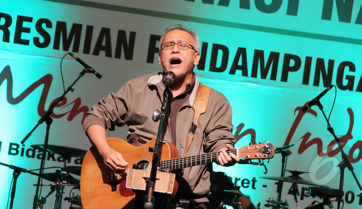 Iwan Fals beraksi di acara Rakornas Kementerian Desa, Pembangunan Daerah Tertinggal dan Transmigrasi, Jakarta, Senin (31/3/2015). Menurut Iwan, yang menjadi tantangan adalah menciptakan lapangan pekerjaan di desa-desa. (Liputan6.com/Helmi Afandi)
