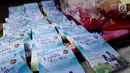 Sejumlah buku berjudul Gadis Kecilku dijual untuk biaya cuci darah dan cangkok ginjal saat Aksi Peduli Viara di kawasan Bundaran HI, Jakarta, Minggu (10/09). Aksi memasuki minggu ke 5 saat Car Free Day. (Liputan6.com/Fery Pradolo)
