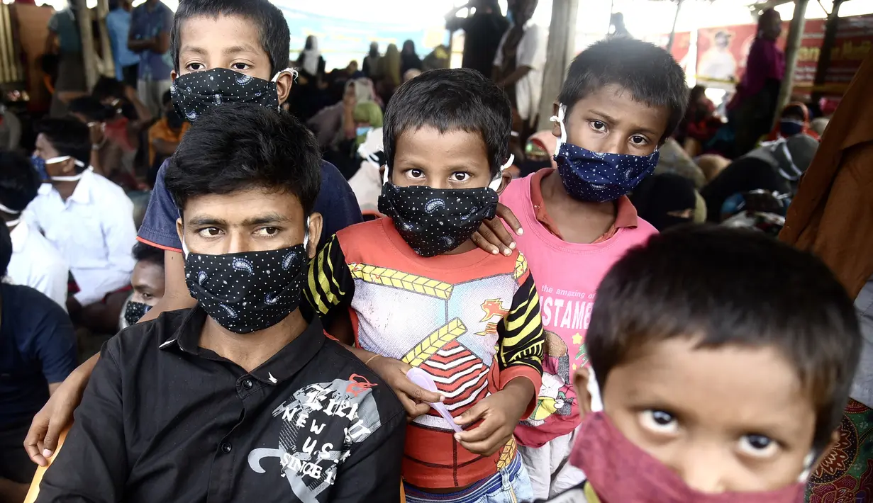 Anak-anak etnis Rohingya beristirahat setelah perahu yang membawa mereka mendarat di Lhokseumawe, provinsi Aceh, Senin (7/9/2020). Hampir 300 Muslim Rohingya ditemukan di sebuah pantai di provinsi Aceh dan dievakuasi oleh militer, polisi dan Relawan. (AFP Photo/Rahmat Mirza)