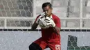 Kiper Persija Jakarta, Andritany Ardhiyasa, menangkap bola saat latihan di SUGBK, Jakarta, Jumat (2/8). Jelang menghadapi Arema FC, Macan Kemayoran gelar latihan tertutup. (Bola.com/YoppyRenato)