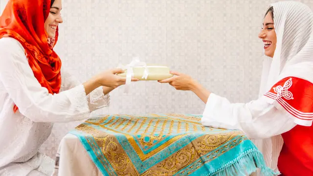 4. Membagikan THR, Berbagi Kebahagiaan