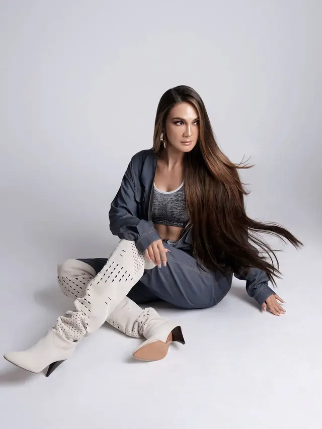 6 Pemotretan Luna Maya dengan Gaya Sporty, Bak Artis Hollywood