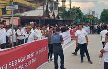 Masyarakat di Medan Berbagi Takjil Rayakan Pengesahan RUU TNI Jadi Undang-Undang