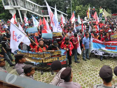 Pekerja yang tergabung dalam FPPI dan Serikat Pekerja JICT menggelar aksi unjuk rasa di depan Gedung KPK, Jakarta, Selasa (9/5). Mereka meminta KPK untuk usut kasus korupsi perpanjangan kontrak JICT. (Liputan6.com/Helmi Afandi)