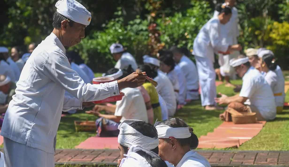Perayaan Galungan tidak hanya sarat nilai filosofis, tetapi juga menjadi ajang refleksi spiritual. (merdeka.com/Arie Basuki)