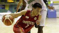 Avan Seputra (tengah) pada laga penyisihan cabang bola basket Grup A antara India vs Indonesia pada turnamen invitasi sebagai ajang test event Asian Games 2018 di Hall Basket Senayan Jumat (9/2/2018) (Bola.com/Peksi Cahyo)