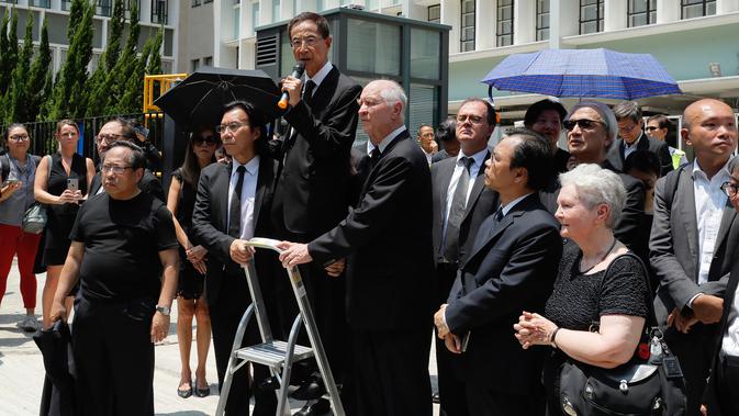 Veteran aktivis demokrasi Martin Lee (tengah) berbicara di hadapan para pengacara saat berdemonstrasi di Hong Kong, Rabu (7/8/2019). Keterlibatan komunitas pengacara dalam sebuah gerakan demonstrasi adalah hal langka di Hong Kong. (AP Photo/Kin Cheung)