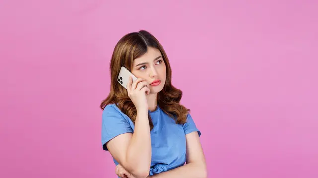 Ilustrasi wanita menelepon