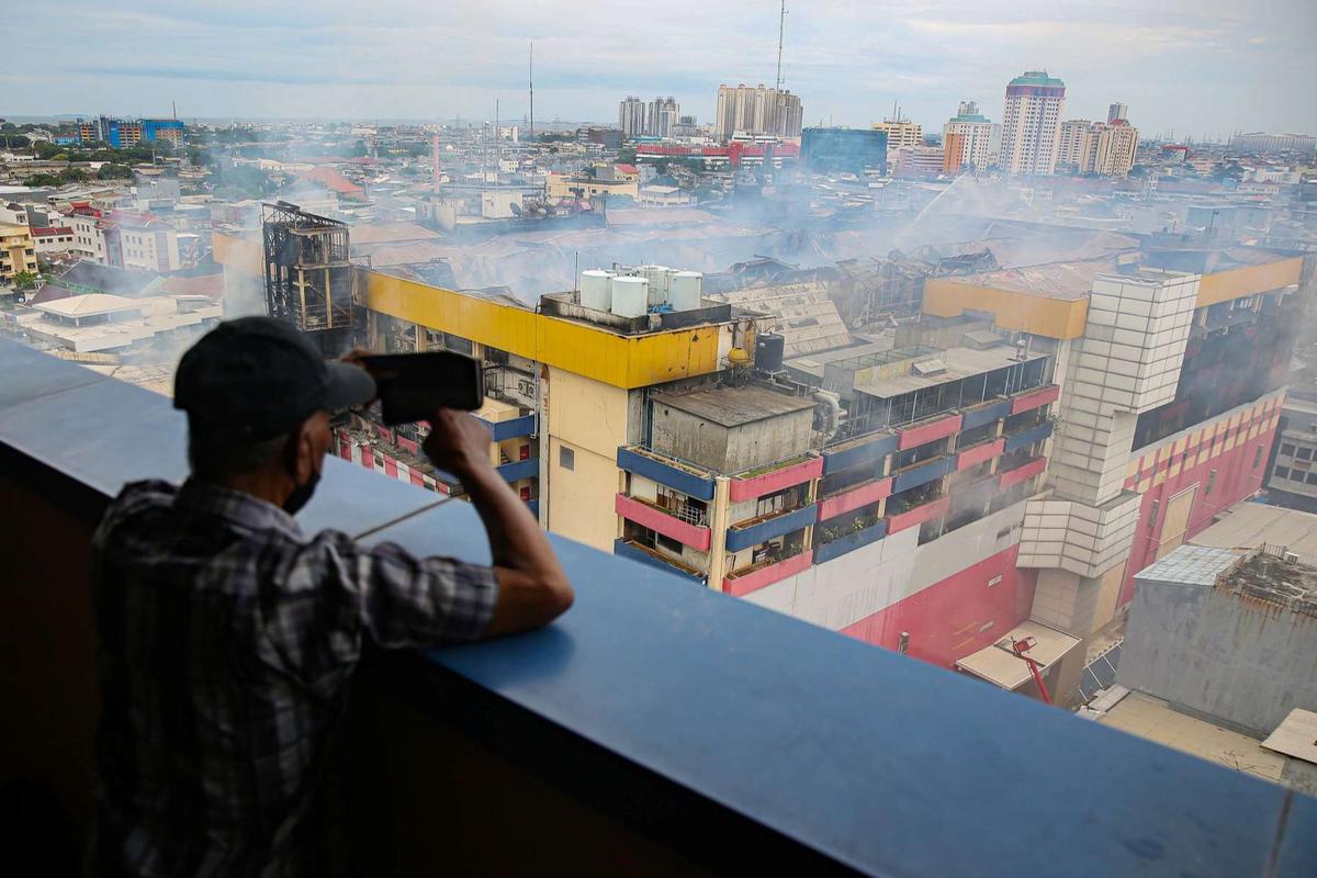 Suasana Glodok Plaza pascakebakaran dahsyat